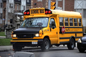 多倫多教育局（TDSB）已經警告家長，校巴司機可能從星期四早上罷工，家長要及早做安排。圖爲 First Student公司的一輛校車(Colin McConnell/Toronto Star via Getty Images)