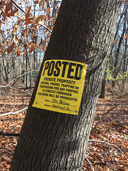 很多居民會在家四周貼上禁止打獵的黃色告示牌。