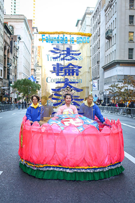 2016年纽约老兵节上的法轮功“大花船队”。