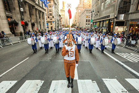 11月11日紐約老兵節上的法輪功天國樂團隊伍。
