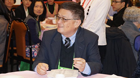 全美外语协会台湾代表团团长许长谟教授（左）赠礼品给教育组组长黄薳玉。（贝拉/大纪元）