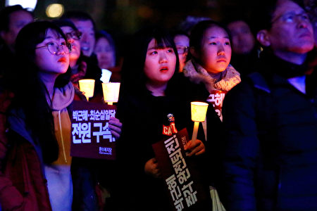 26日韓國民眾的大規模示威，參與的學生格外眾多。朴槿惠親信崔順實之女鄭某被曝以“走後門”手段被梨花女大錄取後，引發學生們的強烈反感。（全景林/大紀元）