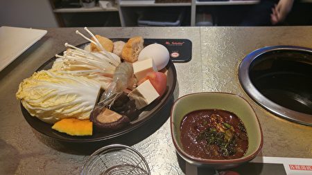 图：温哥华餐厅“极道涮涮锅”获得今年侨营台湾美食标章奖，图为其食材。（邱晨/大纪元）