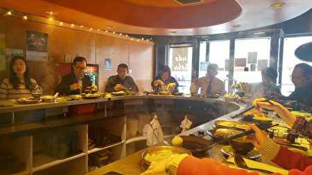 圖：溫哥華餐廳「極道涮涮鍋」獲得今年僑營台灣美食標章獎，圖為頒獎現場嘉賓們享受其美食。（邱晨/大紀元）