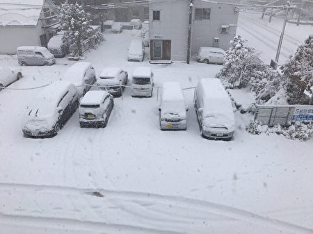 受到寒流影响，北海道广范围地区下大雪，6日札幌市积雪达22公分，11月上旬雪量创下21年纪录。（民众提供／中央社）