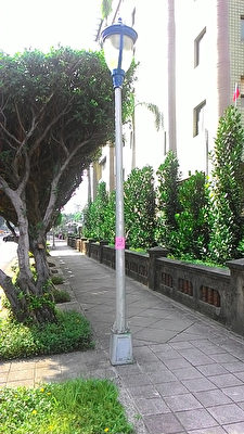 台北市公園處12日說，為鼓勵市民參與市政建設，實施「路燈電費認捐」，每年新台幣1000元就可把寫有名字標示牌放在路燈上。圖為標示牌實際狀況。（台北市公園處提供）
