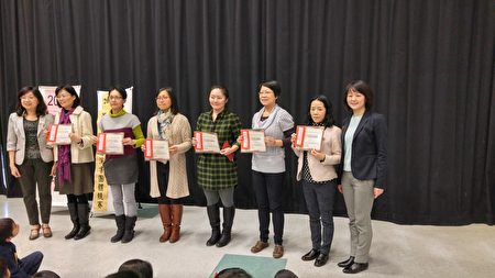 图：加西2016年汉字文化节演书团队竞赛，卓越奖获得团队的指导老师合影。（邱晨/大纪元）