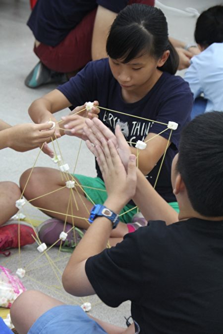「棉花糖挑戰」實作課程，利用棉花糖及義大利麵條堆疊高樓，透過此課程讓孩子學習結構力學。（維創工坊提供）