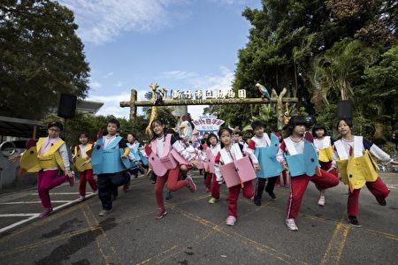 东门国小学童身穿“小鸡装”，带来热情可爱的舞蹈。（新竹市府提供）