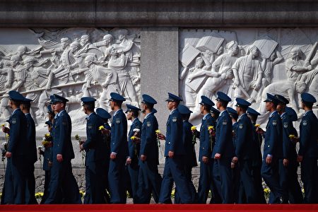 针对退将赴陆参加中共官方活动，立委提案延长退职高阶将领及官员赴中国管制年限。图为北京市人民纪念碑前的中国军人。（AFP）