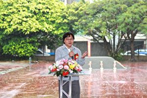  内政部部长叶俊荣赞扬该工程，经9次招标才成功，成果是甜美的。（许享富 /大纪元）