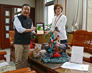 头份市长徐定桢祝贺裴志伟，以观心作品再夺奥林匹亚厨艺冠军。（许享富 /大纪元）