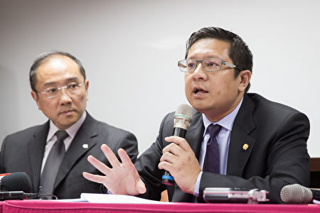 復興航空22日舉行記者會，董事長林明昇說明公司營運狀況。（陳柏州／大紀元）