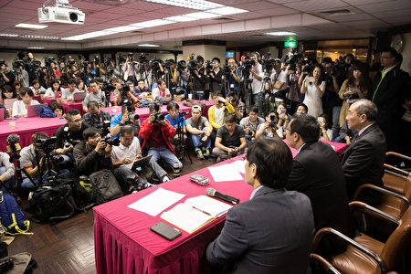 復興航空22日舉行記者會，董事長林明昇（前右2）宣布公司解散並停飛，吸引大批媒體關注。（陳柏州／大紀元）
