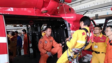 新竹林管处森林救火队员于台中亚拓飞行场实际操作演练。（新竹林区管理处提供）