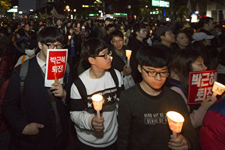 12日晚100万韩国民众走上街头，发出“朴槿惠下台”的呐喊，创下韩国本世纪以来最大规模记录。图为游行中的大学生队伍。（全景林/大纪元）