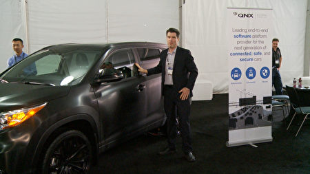 黑莓QNX汽车商务发展部专员 Thomas Bloor展示车内对话系统。（杨阳/大纪元）  