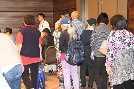 民众排队参加UCLA医疗中心助理教授Patrick Yao义诊，以及免费血压检查、身体脂肪测量和身体质量指数的测量。（张岳、张进/大纪元）