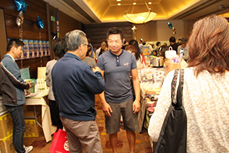 台湾创意产品的工作人员为民众介绍相关产品。（张岳、张进/大纪元）