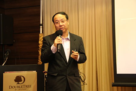 西达－赛奈医疗中心担任主治医师Hank Yang博士介绍“肺癌的预防和治疗”。（张岳、张进/大纪元）