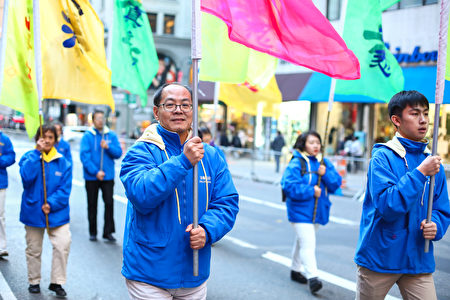 2016年纽约老兵节上的法轮功“彩旗队”。