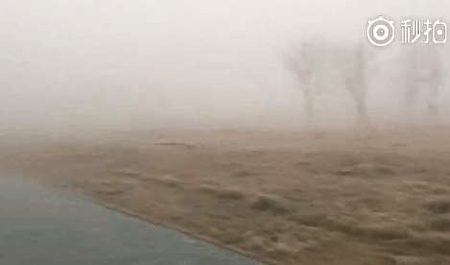 位於烏魯木齊的新疆師範大學網民上傳的大霧照片。（網絡圖片）