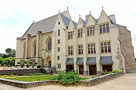 禮拜堂（la chapelle）及王室寓所（le logis royal）背對領主內院的一面（維基百科公共領域）
