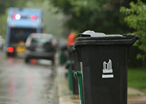 多伦多市长庄德利宣布计划把央街以东的垃圾收集私营化。 图为多伦多居民门前的垃圾箱。 (Rene Johnston/Toronto Star via Getty Images)