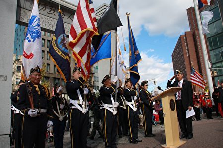 紐約華裔退伍軍人會昨日在且林士果廣場「華裔軍人忠烈坊」舉行紀念儀式。