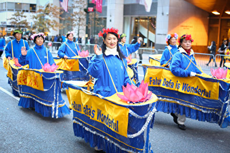 2016年紐約老兵節上的法輪功「花船隊」。
