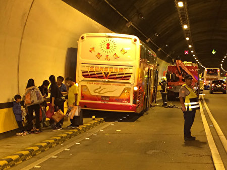国道3号嘉义市兰潭隧道内，6日清晨7时56分发生游览 车擦撞意外，造成31名乘客轻重伤，其中1名61岁女性 伤势较重，无生命危险。（嘉义市消防局提供／中央社） 