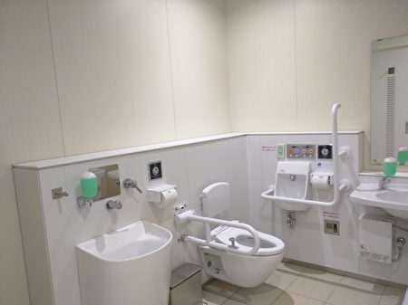 日本一些供老年人或残疾人使用的厕所，设备最为齐全。（网络图片） 
