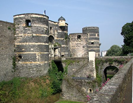 經過吊橋，穿過城堡入口（La porte de la Ville）巨大的城牆，就可參觀城堡內部了。（維基百科公共領域）