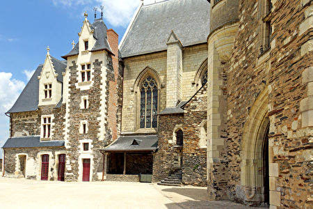 王室寓所（Le Logis royal）及禮拜堂（la chapelle）面對領主內院的一面（維基百科公共領域）