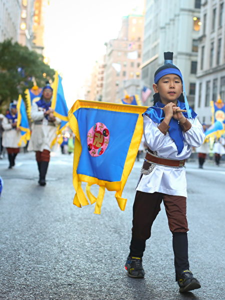 2016年纽约老兵节上的8岁小“秦兵”。