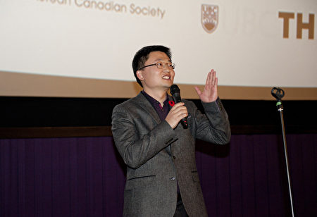 图：温哥华华人导演李云翔在电影放映后，与观众热烈互动。 （大宇/大纪元）
