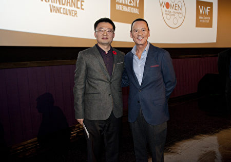 图：温哥华华人导演李云翔在电影放映后，与雄狮奖总裁Walter Daroshin（右）合影。 （大宇/大纪元）