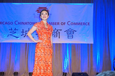 中式服装表演是第34届芝加哥华商会年会的亮点。（唐明镜／大纪元）