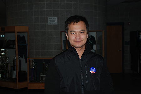 2016年美国大选选举日，罗州Cranston市投完票的选民柬埔寨裔Matt Launh。(大纪元/王尚德)