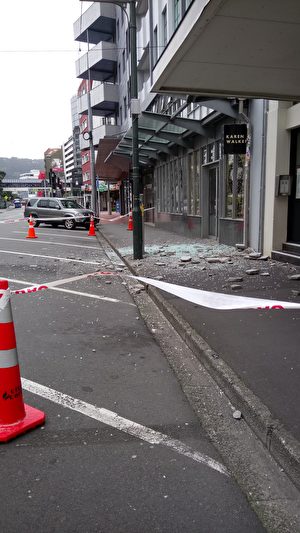 商店門前的擋雨玻璃被震掉。（肖笑/大紀元）