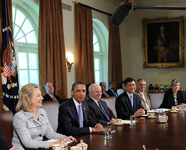2011年5月3日，奧巴馬再白宮召開內閣會議。圖左一為時任國務卿希拉里，右二為時任商務部長駱家輝。(Leslie E. Kossoff-Pool/Getty Images)