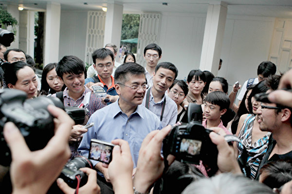 2011年8月14日，剛到北京上任的駐華大使駱家輝在住處會見媒體。 (Photo by Lintao Zhang/Getty Images)