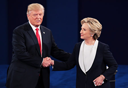 10月9日密蘇里州聖路易斯，川普（左）和希拉里參加第二場美國總統大選電視辯論會。 (Scott Olson/Getty Images)