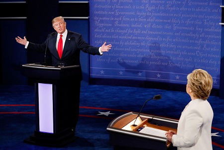 頂著巨大壓力，川普於10月19日參加了與希拉里的末場辯論，並再次為自己對女性的不雅言論道歉。 (Mark Ralston-Pool/Getty Images)