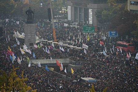 11月5日数万民众群聚在首尔市中心要求总统朴槿惠下台。（ JONES/AFP/Getty Images）