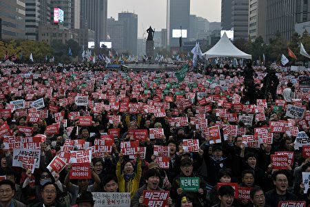 11月5日数万民众群聚在首尔市中心要求总统朴槿惠下台。（ JONES/AFP/Getty Images）