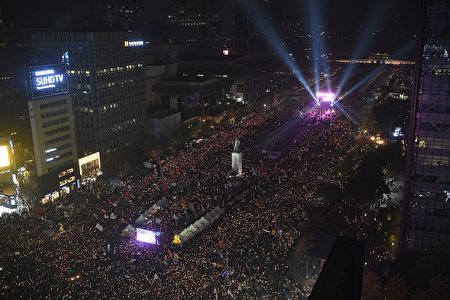 Demonstrators gather during a protest calling for the resignation of South Korean President Park Geun-Hye in Gwanghwamun square in central Seoul on November 5, 2016. Thousands of South Koreans took to the streets November 5 to demand embattled President Park Geun-Hye resign over a crippling corruption scandal. / AFP / Ed JONES (Photo credit should read ED JONES/AFP/Getty Images)