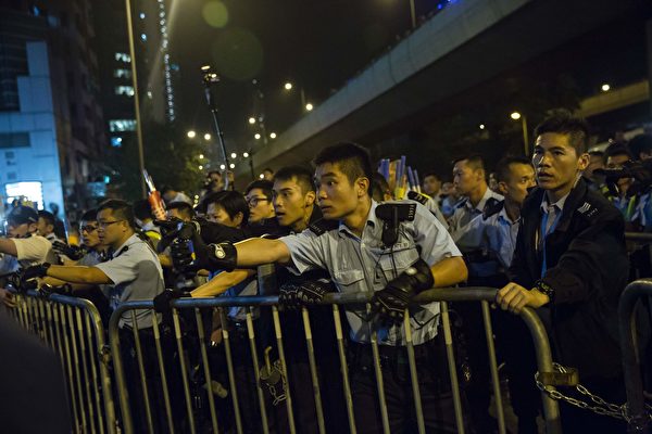 11月6日晚香港反释法游行后警民对峙。 (ISAAC LAWRENCE/AFP/Getty Images)
