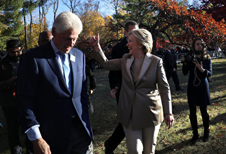周二早上8点，民主党候选人希拉里与丈夫克林顿抵达纽约投票所投票。她表示，如果幸运当选，将竭尽所能。(Justin Sullivan/Getty Images)