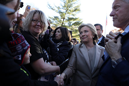 周二早上8点，民主党候选人希拉里与丈夫克林顿抵达纽约投票所投票。她表示，如果幸运当选，将竭尽所能。(Justin Sullivan/Getty Images)